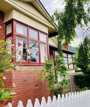 Warwick St Retreat! 3 Bedroom House With Parking